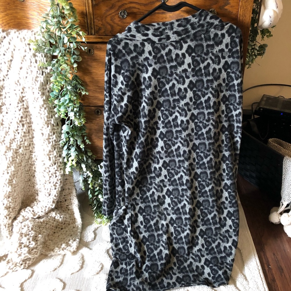 Snow Leopard Cardigan - Picture 4 of 5